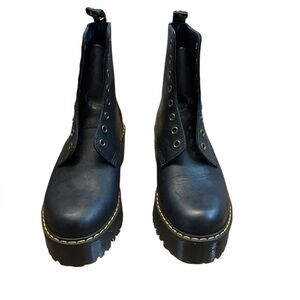 NWOT Doc Martens boots they don't come with shoe laces